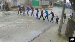 Në pamjet e kamerave të survejimit duken ushtarët rusë duke marrë nëntë persona në Bucha, të cilët në vazhdim do të torturohen dhe ekzekutohen (4 mars 2022)