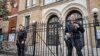 Oficerët e policisë përpara sinagogës në Hoboken, Nju Xhersi (3 nëntor 2022)