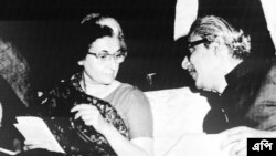 ১৯৭২ সালের ১৭ই মার্চ ঢাকায় বাংলাদেশের প্রধানমন্ত্রী শেখ মুজিবুর রাহমানের সঙ্গে ভারতের প্রধানমন্ত্রী ইন্দিরা গান্ধীর বৈঠক। (ফাইল ফটো- এপি) 