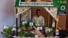 শ্রীনগরের রাজবাগ এলাকায় জম্মু ও কাশ্মির সরকার আয়োজিত মেলায় প্রথাগত নয় এমন সবজি প্রদর্শন করছেন ফারুক আহমাদ গনি (ওয়াসিম নবি/ভয়েস অফ আমেরিকা)। 