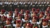Perwira militer Myanmar berbaris saat parade di Naypyitaw, Myanmar, 27 Maret 2023. Junta Myanmar telah menjatuhkan hukuman mati pada tiga brigadir jenderal yang menyerah bersama ratusan tentara. (Foto: Ilustrasi/AP)