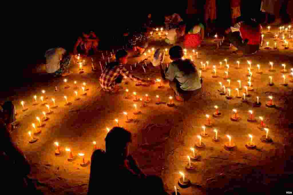 ပဇီကြီးရွာ လေကြောင်းတိုက်ခိုက်မှုကြောင့် သေဆုံးခဲ့ကြသူတွေအတွက် ကနီမြို့နယ်ပြည်သူတွေ ဆုတောင်း (Photo@ ကနီ နွေဦးတော်လှန်ရေး သပိတ်အင်အားစု)