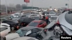Mobil menumpuk akibat tabrakan di jalan layang saat cuaca hujan dan bersalju, di Suzhou, Jiangsu, China dalam tangkapan layar ini diperoleh dari video yang dirilis pada 23 Februari 2024. (Video Diperoleh Oleh Reuters/via REUTERS)