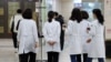 Staf medis di rumah sakit universitas di Gwangju, 19 Februari 2024. Korea Selatan memerintahkan para dokter magang untuk kembali bekerja pada 19 Februari setelah mereka mengundurkan diri secara massal untuk memprotes reformasi pelatihan medis. (YONHAP / AFP)