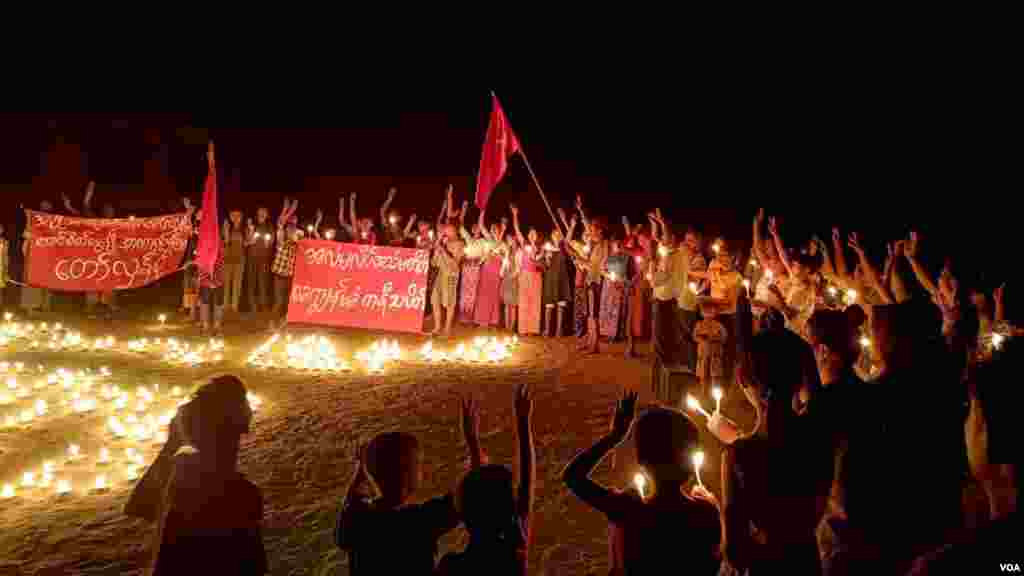 ပဇီကြီးရွာ လေကြောင်းတိုက်ခိုက်မှုကြောင့် သေဆုံးခဲ့ကြသူတွေအတွက် ကနီမြို့နယ်ပြည်သူတွေ ဆုတောင်း (Photo@ ကနီ နွေဦးတော်လှန်ရေး သပိတ်အင်အားစု)
