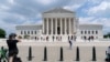 ARCHIVO - Personas caminan frente a la sede de la Corte Suprema de Justicia de Estados Unidos, en Washington, el 18 de junio del 2024. 