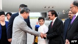 ২০২৩ সালের ৩০ জুলাই তোলা এই ছবিটি পাকিস্তান তথ্য বিভাগ (পিআইডি) থেকে প্রকাশিত। এতে দেখা যাচ্ছে, পাকিস্তানের স্বরাষ্ট্রমন্ত্রী রানা সানাউল্লাহ (ডান থেকে দ্বিতীয়) চীনের ভাইস প্রিমিয়ার হে লাইফং-কে ইসলামাবাদে স্বাগত জানাচ্ছেন।
