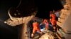 Para petugas penyelamat menjalankan operasi pencarian di desa Kangdiao menyusul gempa yang menyerang wilayah Jishisan, provinsi Gansu, China, pada 19 Desember 2023. (Foto: China Daily via Reuters)