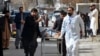 Paramedis menarik tandu yang membawa korban ledakan bom saat tiba di sebuah rumah sakit di Quetta pada 7 Februari 2024. (Foto: AFP)
