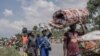 Des personnes transportent certaines de leurs affaires alors qu'elles fuient le territoire de Masisi à la suite d'affrontements entre les rebelles du M23 et les forces gouvernementales, sur une route près de Sake, le 7 février 2024.