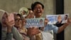 Reaksi masyarakat saat menyaksikan debat acara Humanies Cup Sleeve di kafe Kopi Nako di Jakarta, 4 Februari 2024. (REUTERS/Ajeng Dinar Ulfiana)