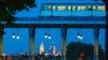 Jaringan transportasi Paris Metro RATP yang ditinggikan melewati jembatan Pont de Bir-Hakeim saat Basilika Sacre Coeur terlihat di Montmartre di Paris, Prancis, 16 September 2023. (REUTERS/Gonzalo Fuentes)