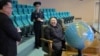 Lãnh tụ Triều Tiên Kim Jong-un đến thăm Cục Công nghệ Hàng không Vũ trụ Quốc gia để kiểm tra mức độ sẵn sàng của các vệ tinh thám sát và xem các bức ảnh chụp hàng không vũ trụ trong bức ảnh này do Thông tấn xã Trung ương Triều Tiên công bố vào ngày 25 tháng 11 năm 2023.