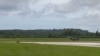 F-15E Strike Eagle dari Pangkalan Angkatan Udara Mountain Home, Idaho, mendarat di landasan pacu Bandara Internasional Tinian, Tinian, 27 Juli 2021. (Foto: Benjamin SUTTON/US AIR FORCE/AFP)