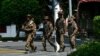 Anggota pasukan keamanan militer Myanmar berpatroli di jalan di Yangon, 1 Februari 2024. Junta Myanmar menerapkan wajib militer bagi semua pemuda dan pemudi. (Foto: AFP)