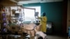 Seorang perawat memeriksa pasien yang dirawat di Rumah Sakit Humber River di Toronto, Kanada, pada 15 April 2021. (Foto: Reuters/Carlos Osorio)