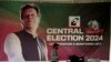 Poster mantan Perdana Menteri Pakistan Imran Khan yang sedang dipenjara menghadap ke kantor partainya di Islamabad, Pakistan, 9 Februari 2024. (Foto: AP)