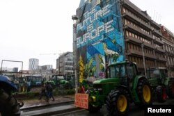 Deretan traktor terlihat saat aksi protes petani Eropa atas tekanan harga, pajak dan peraturan ramah lingkungan, pada hari pertemuan Menteri Pertanian Uni Eropa di Brussels, Belgia 26 Februari 2024. (REUTERS/Yves Herman0
