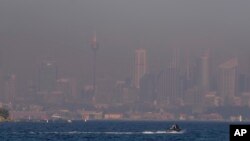 FILE - Selimut asap tebal menyelimuti sebagian wilayah Sydney, 14 September 2023. Sydney memberlakukan larangan kebakaran total untuk pertama kalinya dalam hampir tiga tahun, Selasa, 19 September 2023. (AP/Mark Baker, File)