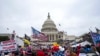 ARCHIVO - Partidarios del presidente Donald Trump se aglomeran frente al Capitolio, en Washington, 6 de enero de 2021.