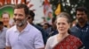 মা সনিয়া গান্ধীর সাথে পুত্র রাহুল গান্ধী। (ফাইল ছবি) 