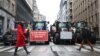 Orang-orang berjalan di depan traktor selama protes petani Eropa atas tekanan harga, pajak dan peraturan ramah lingkungan, pada hari pertemuan Menteri Pertanian Uni Eropa di Brussels, Belgia 26 Februari 2024. (REUTERS/Yves Herman)