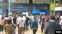 香港经济核心中环区虽然仍是人山人海，但营商前景却因国安法问题笼罩一层迷雾 (美国之音/林淦峰)