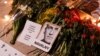 Plakat, potret, bunga, dan lilin di Place du Trocadero di Paris, 17 Februari 2024 untuk menghormati Alexey Navalny yang meninggal di penjara Arktik, Rusia. (Geoffroy VAN DER HASSELT / AFP)