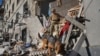 Un rescatista busca víctimas en un edificio de apartamentos después que fuera alcanzado por una bomba aérea rusa en Járkov, Ucrania, el 22 de junio de 2024. (Foto/ AP)