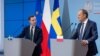 Perdana Menteri Polandia Donald Tusk (kanan) dan Perdana Menteri Swedia Ulf Kristersson dalam konferensi pers di kantor Perdana Menteri Polandia di Warsawa, Polandia, 19 Februari 2024. (Wojtek Radwanski / AFP)