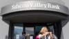 Seorang nasabah berswafoto di luar kantor pusat Silicon Valley Bank di Santa Clara, California, 13 Maret 2023. (Foto: Benjamin Fanjoy/AP Photo)