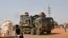 FILE - Kendaraan militer Angkatan Darat Prancis melintasi distrik Lazaret di Niamey, 10 Oktober 2023. Pasukan Prancis terakhir mundur dari Niger pada 22 Desember 2023, menandai berakhirnya lebih dari satu dekade operasi anti-jihadis Perancis di wilayah Sahel, Afrika barat. (AFP)