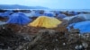 Stok bijih nikel menunggu pengiriman di pelabuhan kawasan pertambangan nikel di Sulawesi Tengah 8 Juli 2012. (Foto: Reuters/Fergus Jensen)
