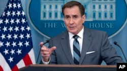 O conselheiro de comunicação de segurança nacional da Casa Branca, John Kirby, fala sobre Israel durante uma conferência de imprensa, a 25 de março de 2024, na Casa Branca, em Washington.