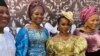 La cinéaste nigériane Bolanle Austen-Peters (au centre) pose pour une photo lors de la première du film Funmilayo Ransome-Kuti à Lagos le 12 mai 2024. Le biopic, qui sortira dans les cinémas nigérians le 17 mai 2024.