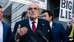 Rudy Giuliani, ancien maire de New York et ancien avocat personnel de l'ex-président Donald, s'exprime lors d'une conférence de presse après son procès en diffamation devant le palais de justice fédéral de Washington, le vendredi 15 décembre 2023. (Photo AP/José Luis Magana)