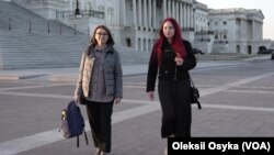 Обидві жінки говорять, що бранкам в російському полоні не легше за чоловіків. 
