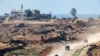 Humvee tentara Israel bergerak di sepanjang perbatasan dengan Israel selatan, Jalur Gaza, 4 Januari 2024, di tengah konflik yang sedang berlangsung antara Israel dan kelompok militan Palestina Hamas. (JACK GUEZ / AFP)