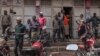 Goma compterait plus d'un million d'habitants et près d'un million de déplacés de guerre, entassés dans des camps insalubres aux sorties de la ville, devenues lignes de front. 