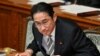 Perdana Menteri Jepang Fumio Kishida mengikuti pemungutan suara untuk mosi tidak percaya terhadap kabinetnya yang dilayangkan oleh pihak oposisi terhadap skandal keuangan partai, di gedung parlement Jepang, Tokyo, 13 Desember 2023. (Foto: Kazuhiro Nogi/AFP)