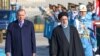 Presiden Turki Recep Tayyip Erdogan (kiri) dan Presiden Iran Ebrahim Raisi (kanan) memeriksa barisan pasukan pengawal kehormatan saat upacara penyambutan di Ankara, 24 Januari 2024. (Adem ALTAN / AFP)