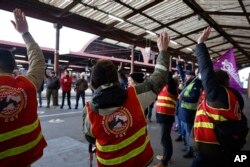 Aksi mogok kerja para pekerja kereta api di stasiun kereta Strasbourg, Prancis timur, Rabu, 8 Maret 2023. (AP Photo/Jean-Francois Badias)