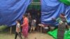 মিয়ানমারের উত্তর-পশ্চিমাঞ্চলে জান্তা বাহিনী এবং জান্তা বিরোধী যোদ্ধাদের মধ্যে লড়াইয়ে বাস্তুচ্যুত লোকদেরকে চীন রাজ্যের একটি ক্যাম্পে দেখা যায়। ৩১ মে, ২০২১। ফাইল ছবি।