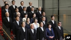 Perdana Menteri Jepang Fumio Kishida, tengah, baris bawah, berpose bersama anggota kabinet barunya di Tokyo, 13 September 2023, usai perombakan kabinet. (Foto: melalui AP)