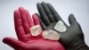 Seorang karyawan menunjukkan batu berkualitas permata, termasuk berlian kasar 242 karat yang langka, untuk ditawarkan di lelang oleh produsen berlian yang dikendalikan negara Rusia, Alrosa. (Foto: Reuters)
