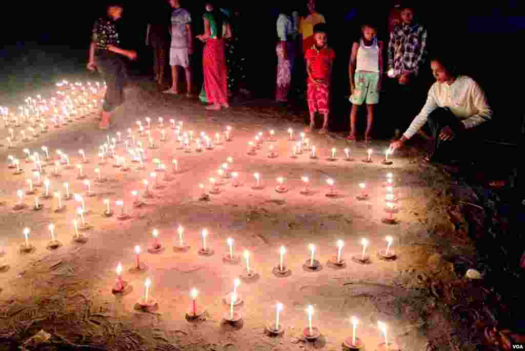 ပဇီကြီးရွာ လေကြောင်းတိုက်ခိုက်မှုကြောင့် သေဆုံးခဲ့ကြသူတွေအတွက် ကနီမြို့နယ်ပြည်သူတွေ ဆုတောင်း (Photo@ ကနီ နွေဦးတော်လှန်ရေး သပိတ်အင်အားစု)