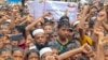 Pengungsi Rohingya berkumpul dalam aksi unjuk rasa memperingati 6 tahun hari genosida, di Ukhia pada 25 Agustus 2023. PBB akan menambah $2 jatah pangan untuk setiap pengungsi Rohingya di Bangladesh menjadi $10 dolar per bulan mulai 1 Januari. (Foto: AFP)
