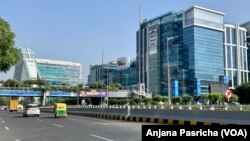 নয়াদিল্লি সংলগ্ন গুরুগ্রাম ভারতের অর্থনীতির বিকাশের সাথে সাথে একটি সমৃদ্ধ ব্যবসা কেন্দ্রে পরিণত হয়েছে।