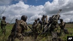 Украинские бойцы готовятся к стрельбе из гаубицы M 777 на позициях близ Харькова (архивное фото) 