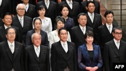 Perdana Menteri Jepang Fumio Kishida (depan, tengah) berfoto bersama para menteri kabinet barunya di kediaman resmi perdana menteri di Tokyo, 13 September 2023. (Kazuhiro NOGI / POOL / AFP)